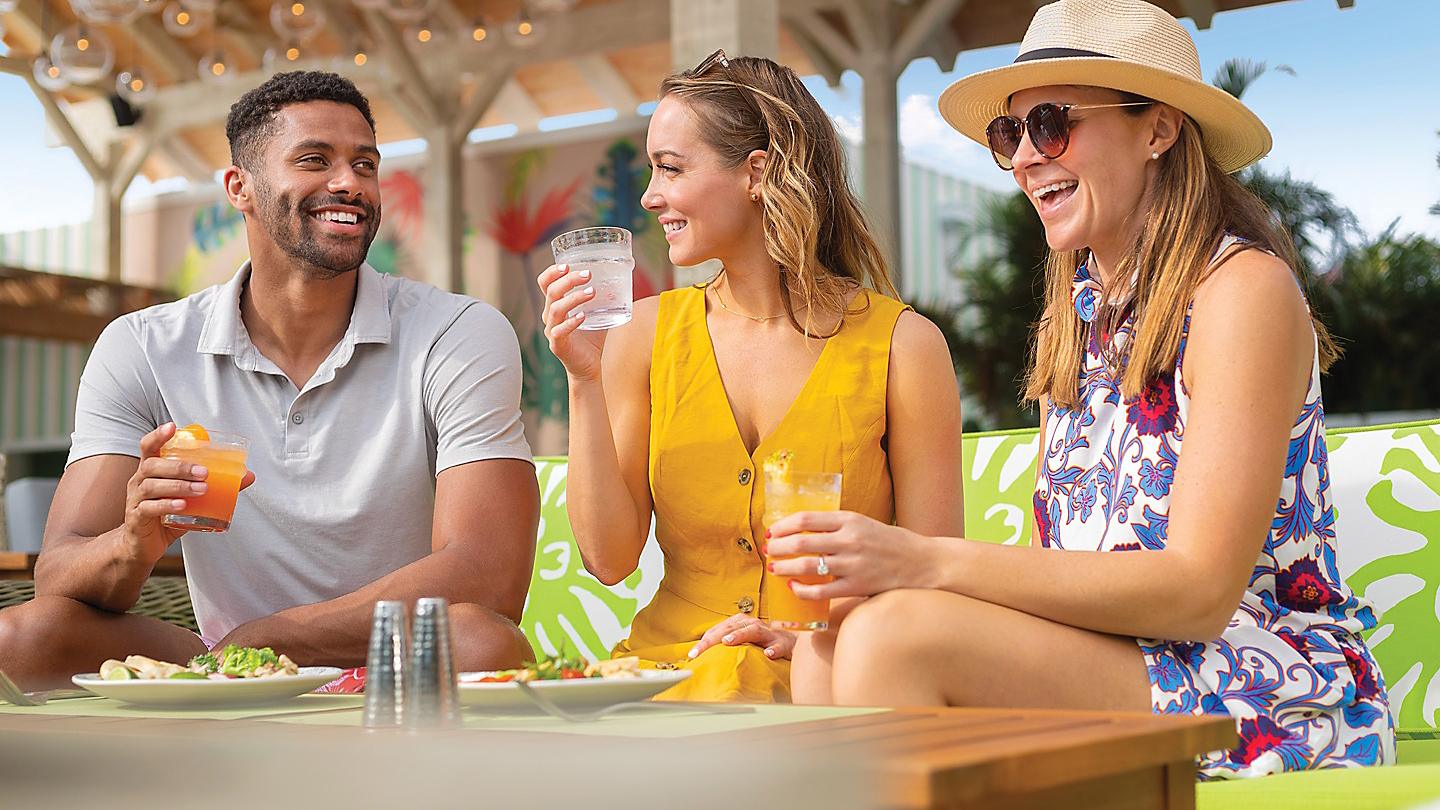 perfect-day-coco-cay-coco-beach-club-restaurtant-friends-enjoying-cocktails