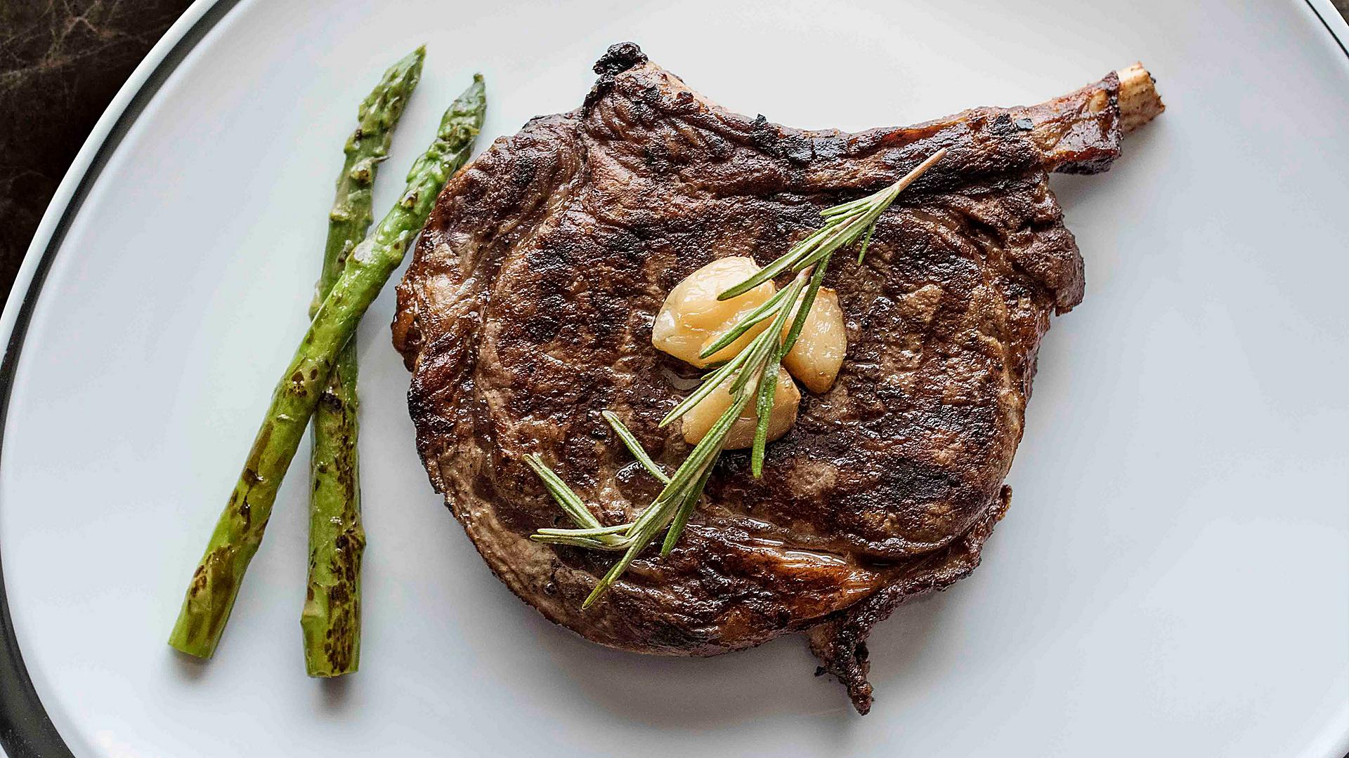 chops-grille-steak-asparagus-close-up