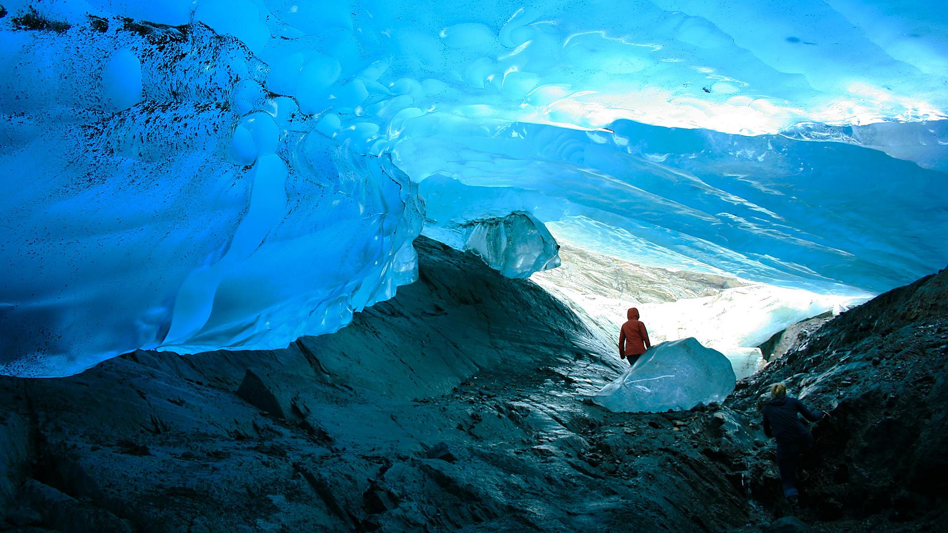 mendenhall-glacier-inside-ice-cave-juneau-alaska