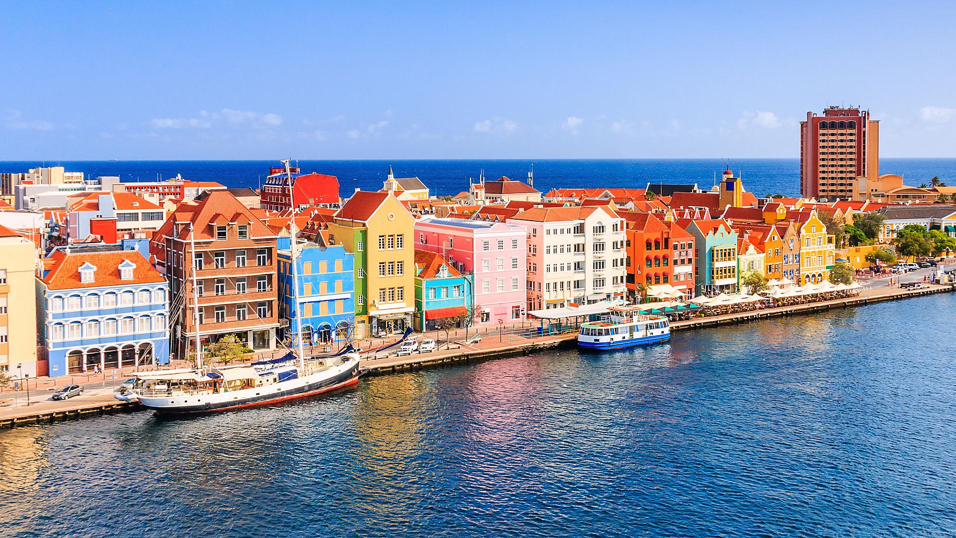 willemstad-curacao-colorful-buildings